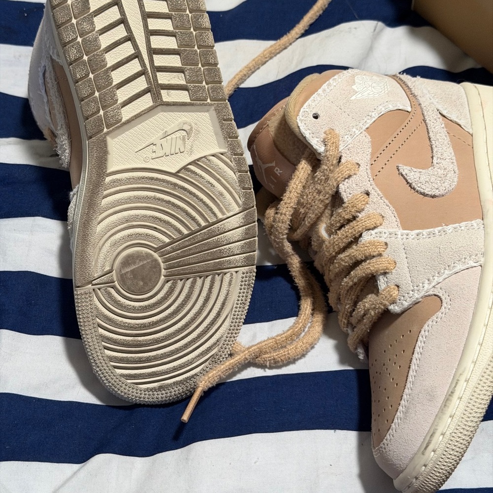 Nike Air Jordan 1 Mid Beige and Blush Suede Sneakers HEMP

Only worn it once - Picture 6 of 6